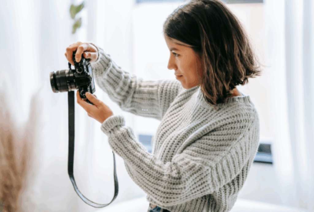 撮影をしている女性