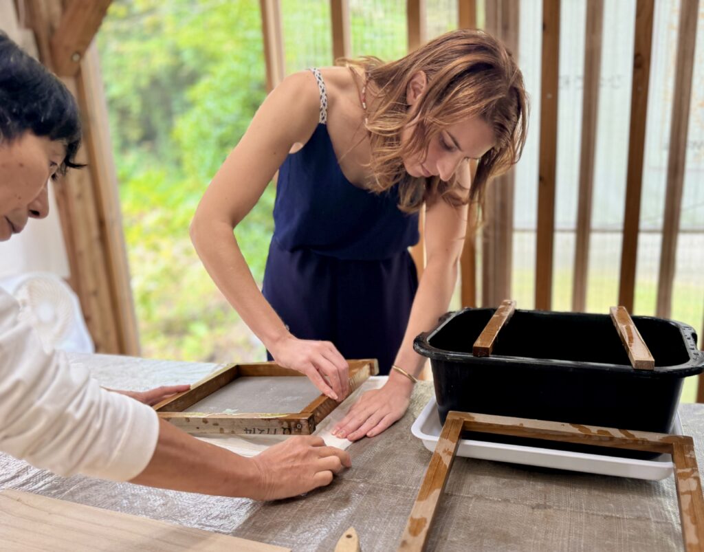 和紙作り体験をする外国人