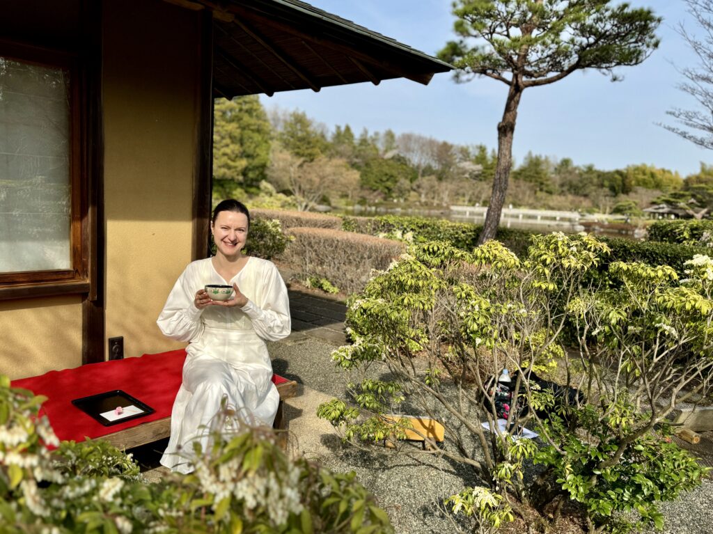 日本庭園で抹茶を飲む外国人