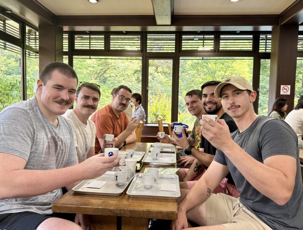 酒を楽しむ外国人観光客グループ